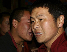 Monks interrupt state media tour at the Jokhang Temple
